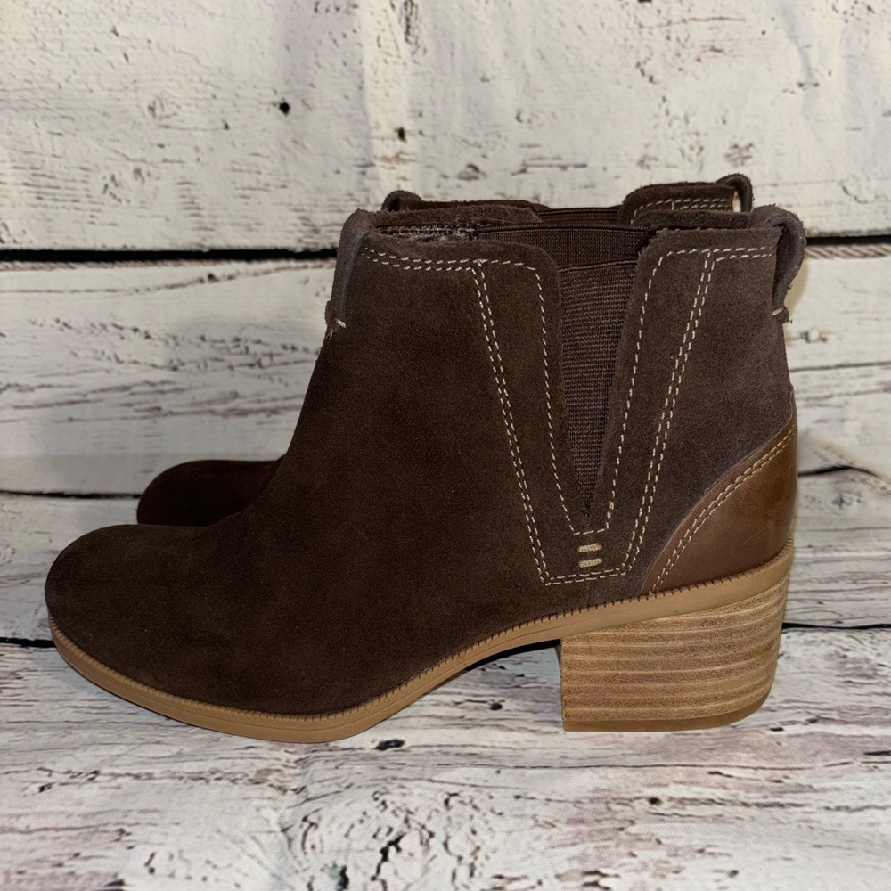 Clark’s Chocolate Brown Ankle Western Comfort Booties Wooden Chunky Heel Sz 9